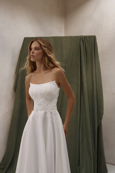 https://www.sposa-lia.com/images/stories/virtuemart/product/per-in white-013-scarlett-02.jpg